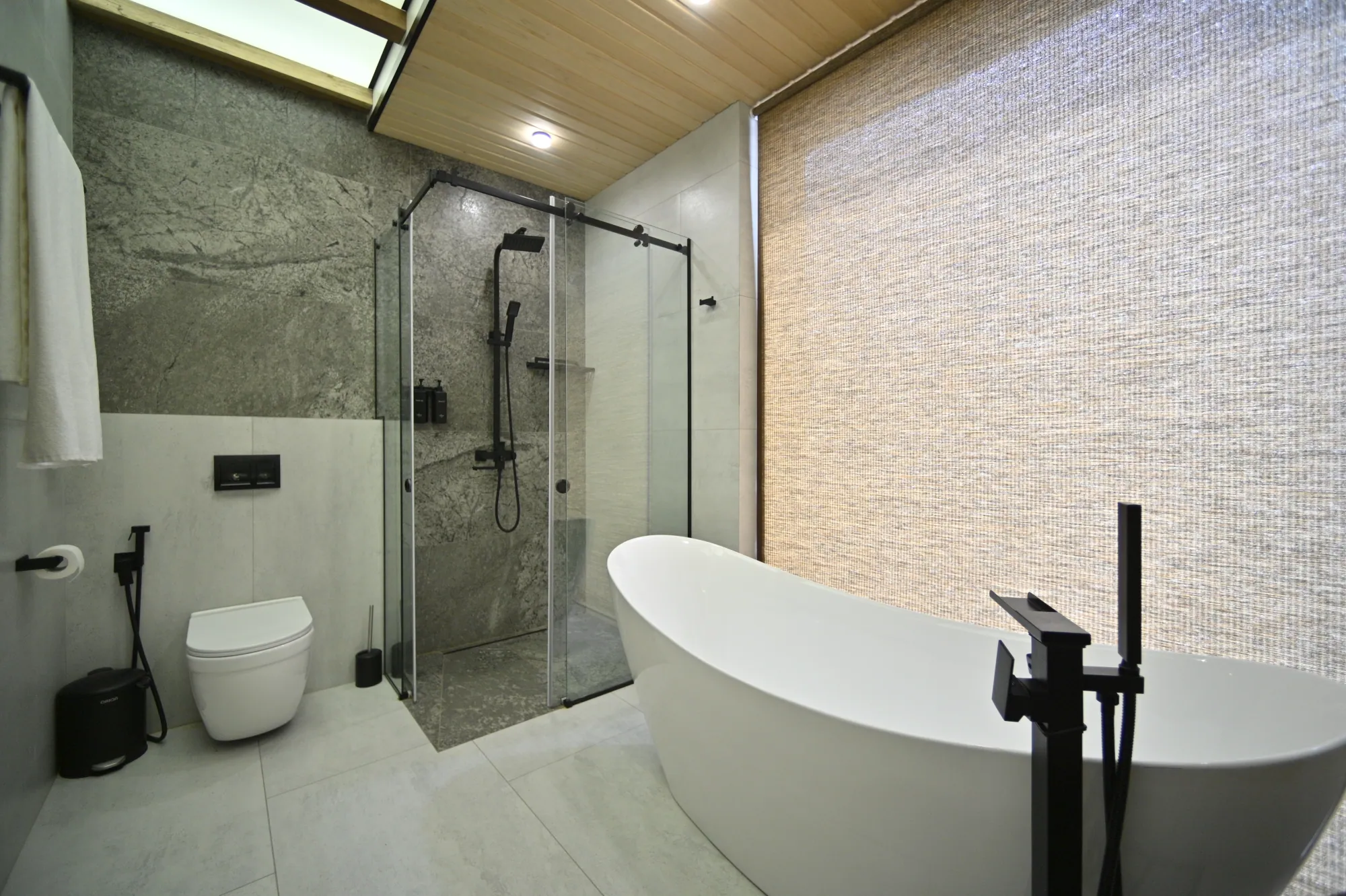 room 7 bathroom 1