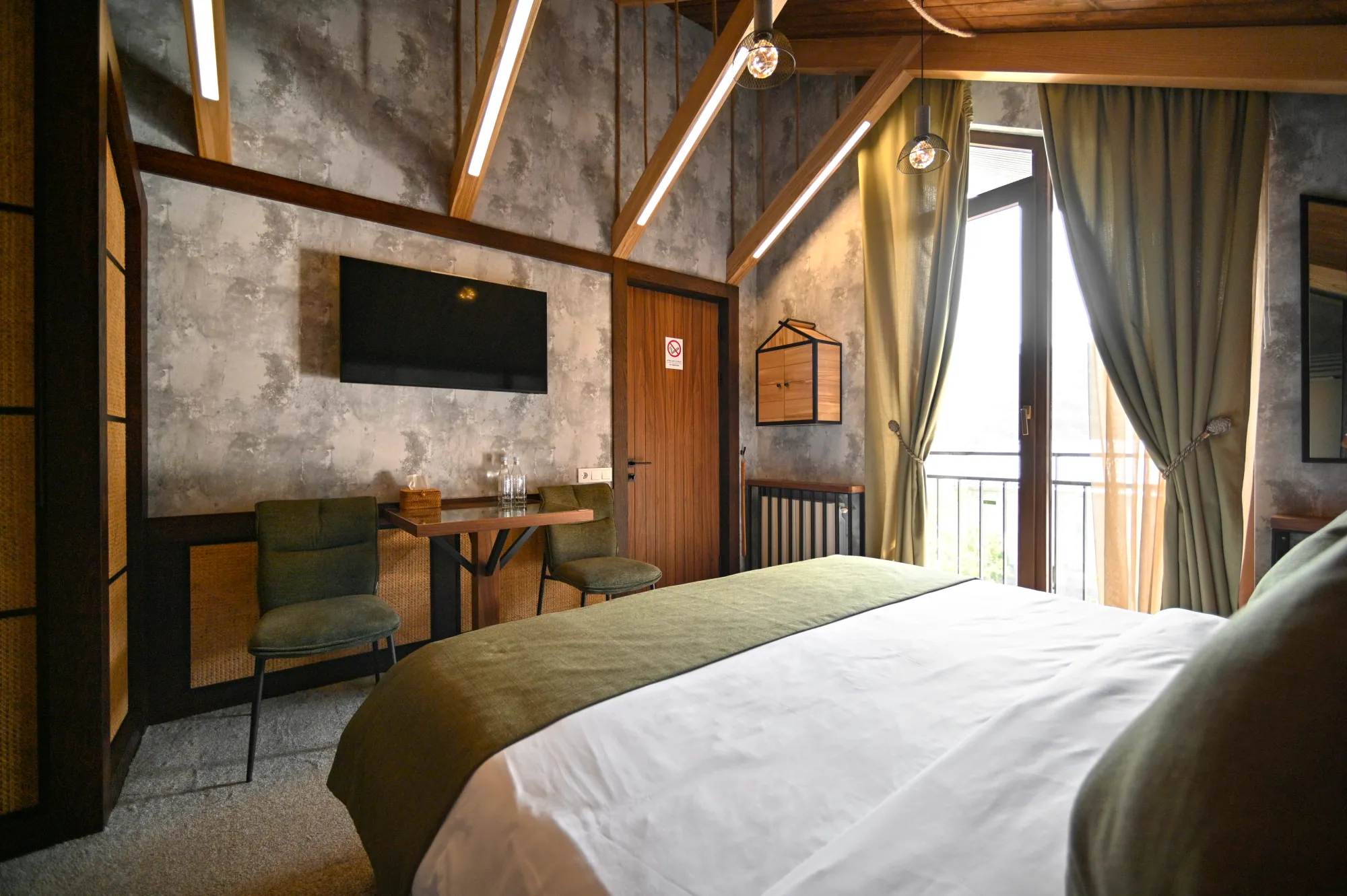 room 8 3rd image